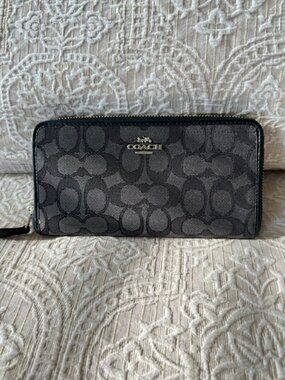 Coach Black Long WALLET Zip Around in Signature Canvas in Brand NEW